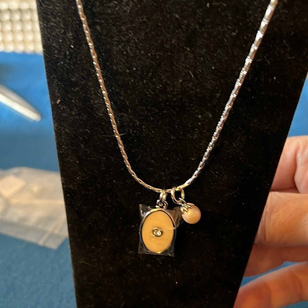 New vantel pearls necklace